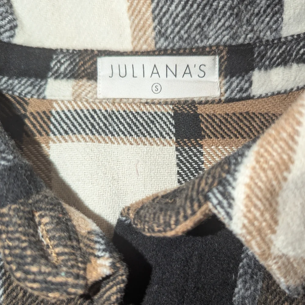 Women's Plaid Button-Up Shacket - Picture 2 of 3